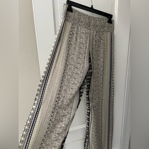 Women’s Casual Wide-Leg Pant - Picture 5 of 16